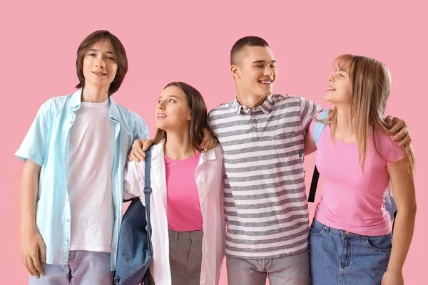 Csoport Tizenéves Diákok Rózsaszín Háttér — Stock Fotó
