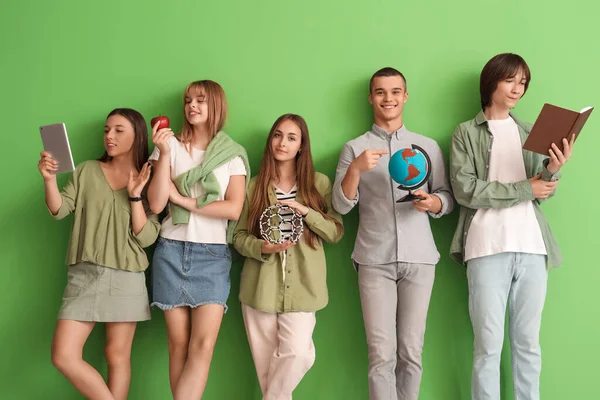 Grupp Tonårsstudenter Grön Bakgrund — Stockfoto