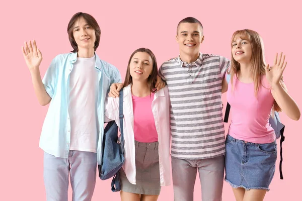 Csoport Tizenéves Diákok Rózsaszín Háttér — Stock Fotó