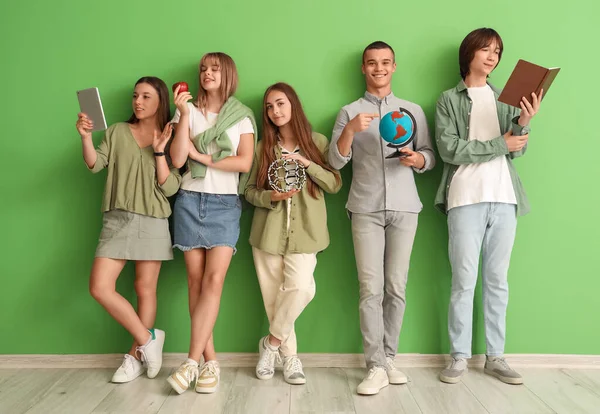 Группа Подростков Возле Зеленой Стены — стоковое фото