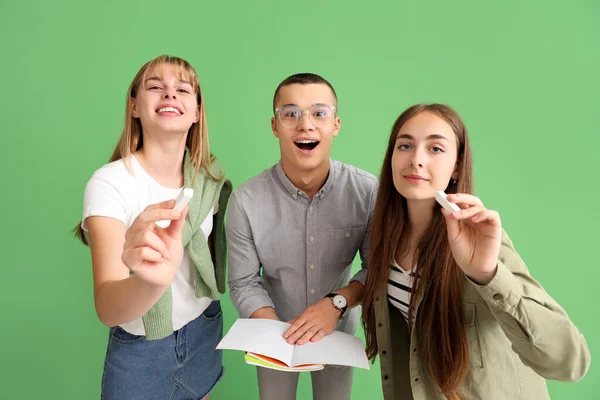 Yeşil Arka Planda Genç Öğrenciler — Stok fotoğraf
