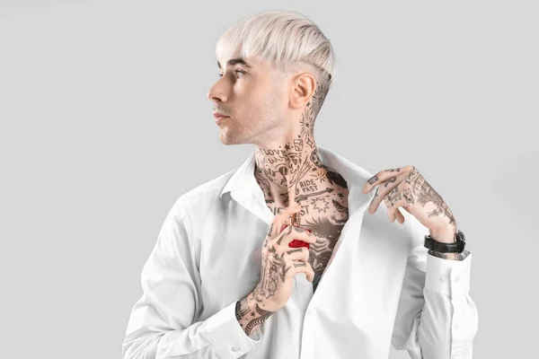 Tatuerad Ung Man Med Parfym Ljus Bakgrund — Stockfoto
