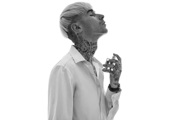 Tatuerad Ung Man Med Parfym Vit Bakgrund — Stockfoto