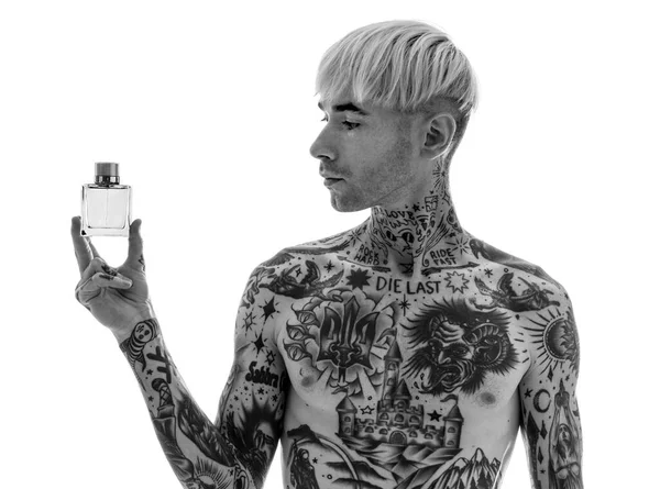 白い背景に香水と入れ墨若い男 — ストック写真