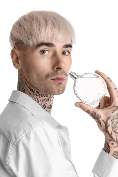 Tatuado Jovem Com Perfume Fundo Branco Close — Fotografia de Stock