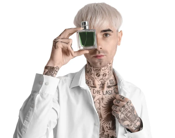 Tetovaný Mladý Muž Parfémem Bílém Pozadí Detailní Záběr — Stock fotografie