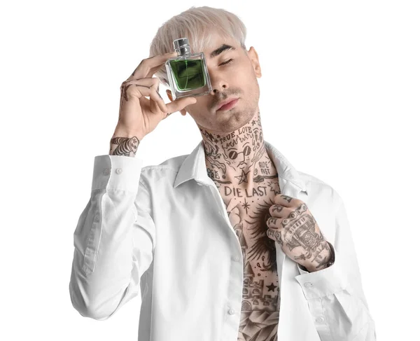 Jovem Tatuado Com Perfume Sobre Fundo Branco — Fotografia de Stock
