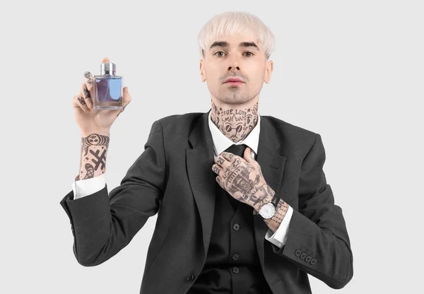 Τατουάζ Νεαρός Άνδρας Στο Κοστούμι Άρωμα Στο Φως Φόντο — Φωτογραφία Αρχείου