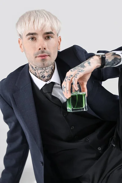Tattooed Young Man Suit Perfume Light Background — Stock Photo, Image