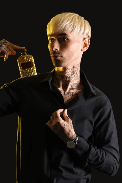 Tatuerad Ung Man Med Parfym Mörk Bakgrund — Stockfoto