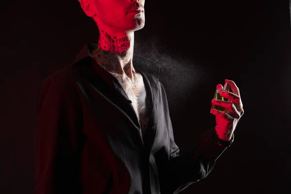 Tetovált Fiatalember Parfümmel Sötét Háttér Közelkép — Stock Fotó