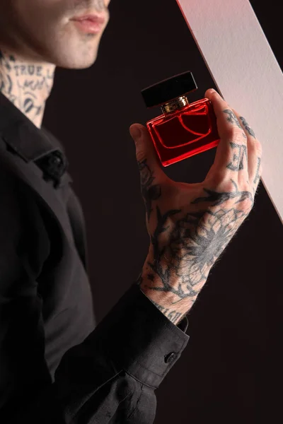 Joven Tatuado Con Perfume Sobre Fondo Oscuro Primer Plano — Foto de Stock