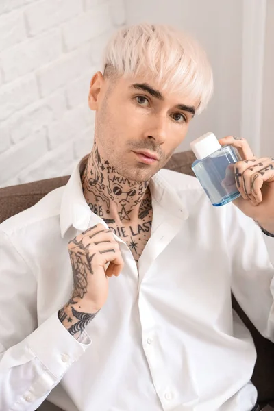 Tetovált Fiatalember Parfümmel Otthon Karosszékben Közelkép — Stock Fotó