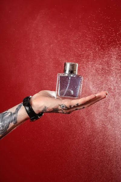 Joven Tatuado Con Perfume Sobre Fondo Rojo Primer Plano — Foto de Stock