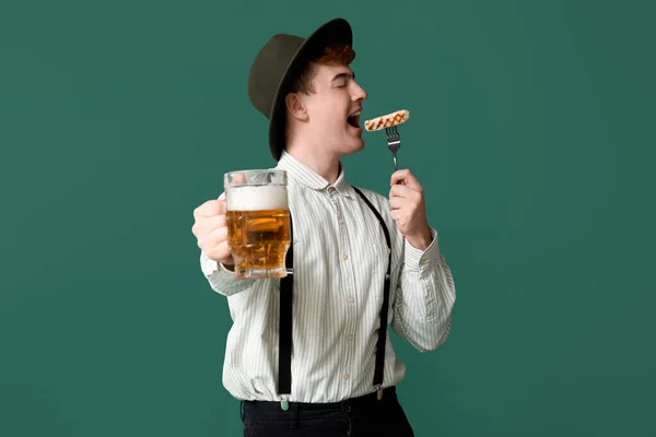 Jovem Roupas Tradicionais Alemãs Com Cerveja Comendo Salsicha Fundo Verde — Fotografia de Stock