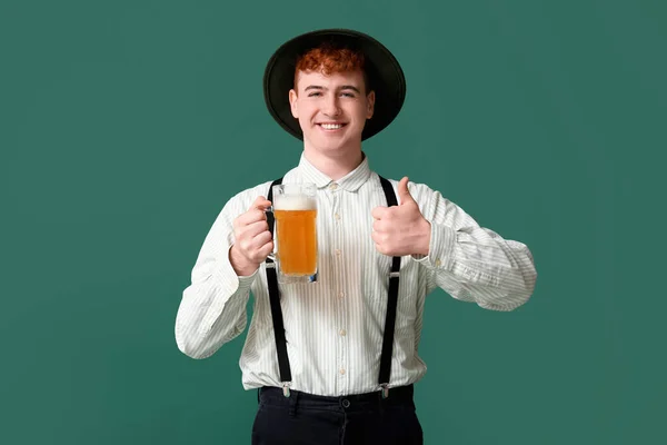 Jongeman Traditionele Duitse Kleding Met Bier Met Duim Groene Achtergrond — Stockfoto