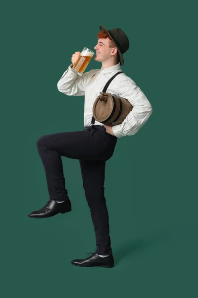 Jovem Roupas Tradicionais Alemãs Com Cerveja Fundo Verde — Fotografia de Stock