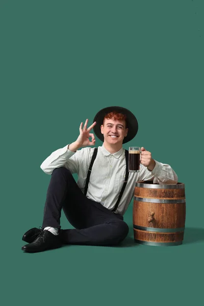 Hombre Joven Ropa Tradicional Alemana Con Cerveza Que Muestra Sobre —  Fotos de Stock