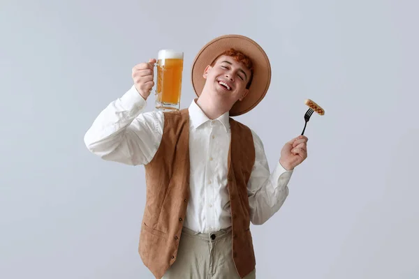 Jongeman Traditionele Duitse Kleding Met Bier Worst Lichte Achtergrond — Stockfoto