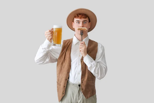 Jovem Roupas Tradicionais Alemãs Com Cerveja Salsicha Fundo Claro — Fotografia de Stock