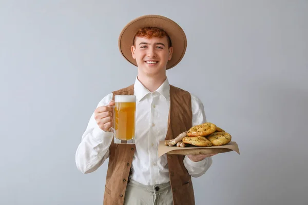 Jovem Roupas Tradicionais Alemãs Com Cerveja Lanches Fundo Claro — Fotografia de Stock