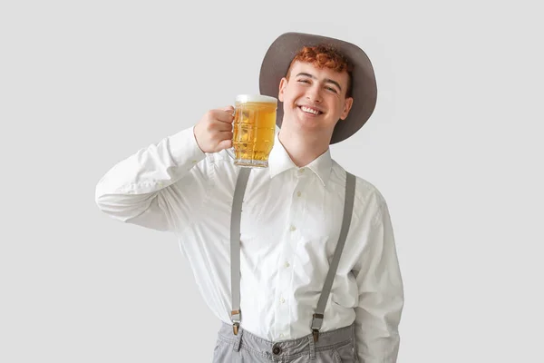 Jeune Homme Vêtements Traditionnels Allemands Avec Bière Sur Fond Clair — Photo