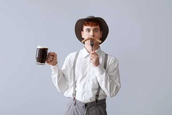 Молодой Человек Традиционной Немецкой Одежде Пивом Светлом Фоне — стоковое фото