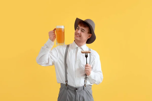 Jongeman Traditionele Duitse Kleding Met Bier Worst Gele Achtergrond — Stockfoto