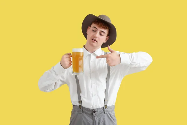 Jovem Roupas Tradicionais Alemãs Apontando Para Cerveja Fundo Amarelo — Fotografia de Stock