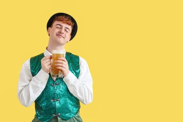 Joven Ropa Tradicional Alemana Con Cerveza Sobre Fondo Amarillo —  Fotos de Stock