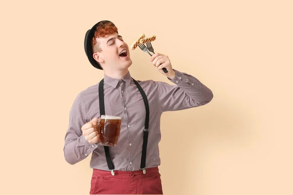 Jovem Roupas Tradicionais Alemãs Com Salsichas Comedoras Cerveja Fundo Bege — Fotografia de Stock