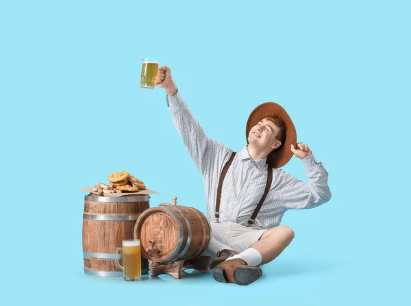 Jovem Roupas Tradicionais Alemãs Com Cerveja Lanches Fundo Azul — Fotografia de Stock