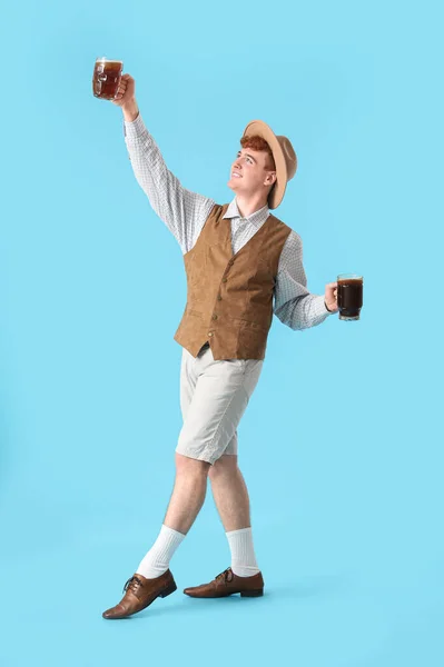 Jeune Homme Vêtements Traditionnels Allemands Avec Bière Dansant Sur Fond — Photo