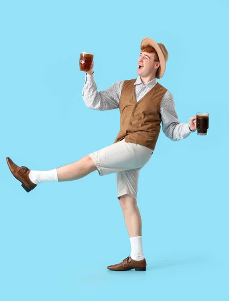 Jongeman Traditionele Duitse Kleding Met Bier Dansen Blauwe Achtergrond — Stockfoto