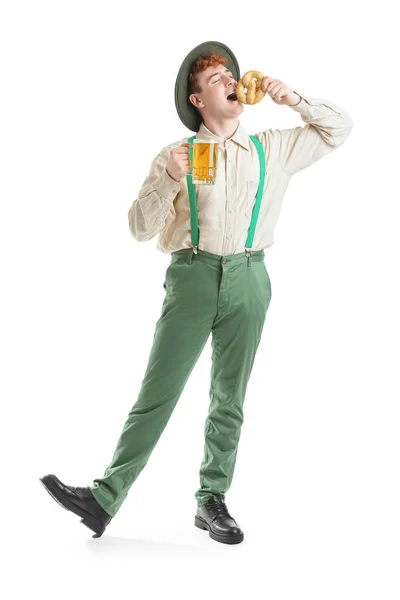 Jovem Roupas Tradicionais Alemãs Com Cerveja Comendo Pretzel Fundo Branco — Fotografia de Stock