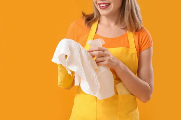Młoda Kobieta Butelką Detergentu Szmatą Pomarańczowym Tle Zbliżenie — Zdjęcie stockowe