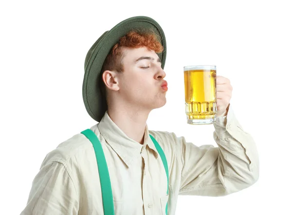 Jovem Roupas Tradicionais Alemãs Com Cerveja Soprando Beijo Fundo Branco — Fotografia de Stock