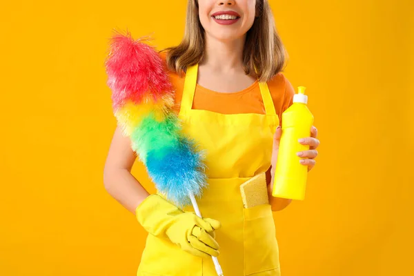 Młoda Kobieta Butelką Detergentu Duster Pomarańczowym Tle Zbliżenie — Zdjęcie stockowe