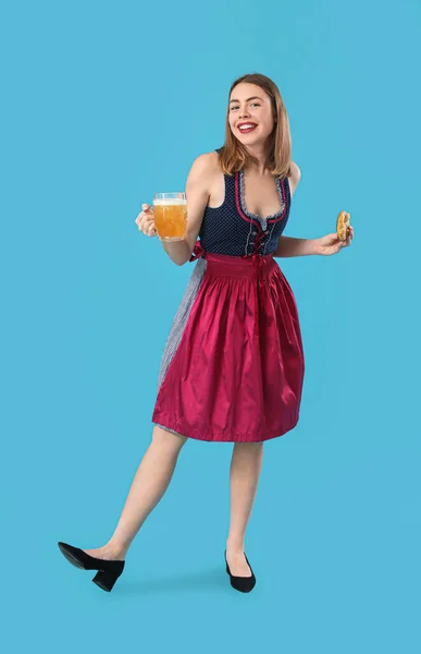 Beautiful Octoberfest Waitress Beer Pretzel Dancing Blue Background — Stock Photo, Image