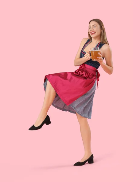Krásná Říjen Fest Servírka Pivem Tanec Růžovém Pozadí — Stock fotografie