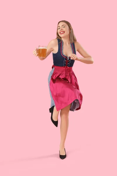 Schöne Oktoberfest Kellnerin Mit Bier Tanzen Auf Rosa Hintergrund — Stockfoto
