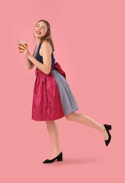 Mooi Oktober Serveerster Met Bier Dansen Roze Achtergrond — Stockfoto