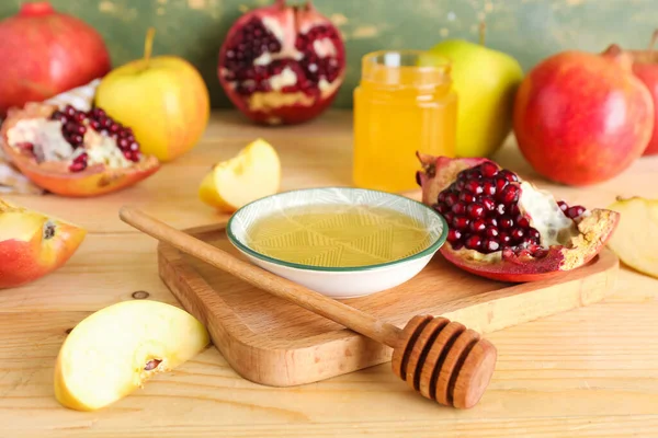Bräde Med Skål Med Honung Granatäpple Och Äpplen För Rosh — Stockfoto