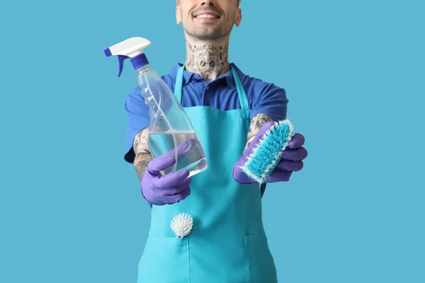 Young Tattooed Man Bottle Detergent Cleaning Brush Blue Background Closeup — Stock Photo, Image