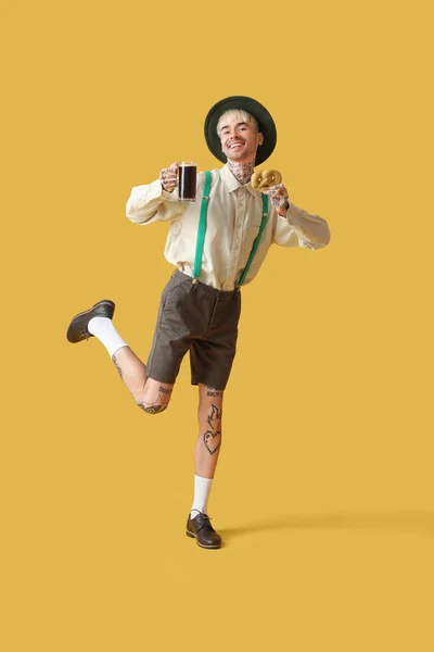 Jovem Homem Tatuado Roupas Tradicionais Alemãs Com Cerveja Pretzel Dançando — Fotografia de Stock