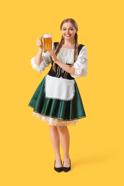 Bela Garçonete Octoberfest Com Cerveja Fundo Amarelo — Fotografia de Stock