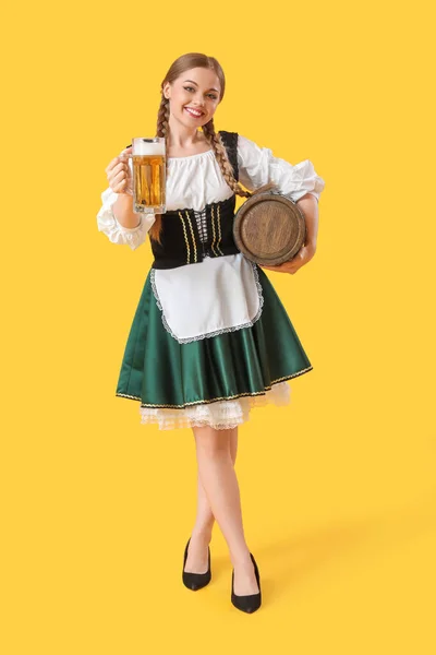 美丽的十月盛装啤酒和黄色背景酒桶的女服务员 — 图库照片
