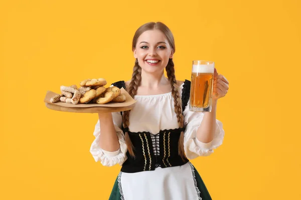 黄色の背景にビールや軽食と美しい10月の祭典のウェイトレス — ストック写真