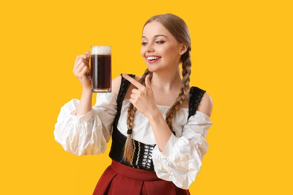 Piękna Kelnerka Octoberfest Wskazująca Piwo Żółtym Tle — Zdjęcie stockowe