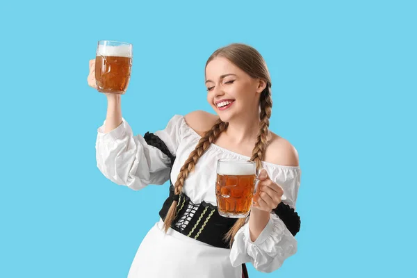 Schöne Oktoberfest Kellnerin Mit Bier Auf Blauem Hintergrund — Stockfoto